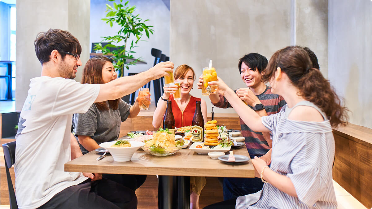 ゲストがラウンジで乾杯をする様子