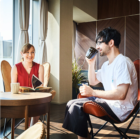 ゲストがコーヒーを飲んでくつろぐ様子